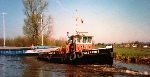 Mit Hilfe zweier Schlepper wird die KLOSTERSANDE nach Elmshorn geschleppt.