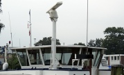Umklappbare Radar-Antenne an der Backbordseite