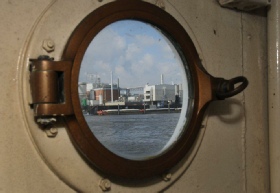 Ein Blick durch das „Bulleye“ auf die Elbe | 2013